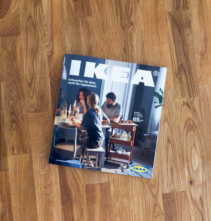 Der IKEA-Katalog 2017 auf einem Echtholztisch. Bildquelle/Copyright: IKEA-Katalog 2017 (IKEA Deutschland GmbH & Co. KG / Inter IKEA Systems B.V.), abfotografiert von Johannes Kühner