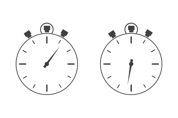 Zwei Uhren - eine mit früherer, eine mit späterer Uhrzeit. Ein Sinnbild für die Internationalisierung eines Kunden- oder Mitgliedermagazins.