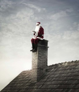 Der Weihnachtsmann sitzt auf einem Schornstein und schaut in ein Tablet. Darauf liest er unseren Editorial-Blog und blickt zurück auf Artikel aus dem vergangenen Jahr.
